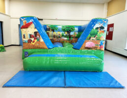 Farmyard V bouncy castle